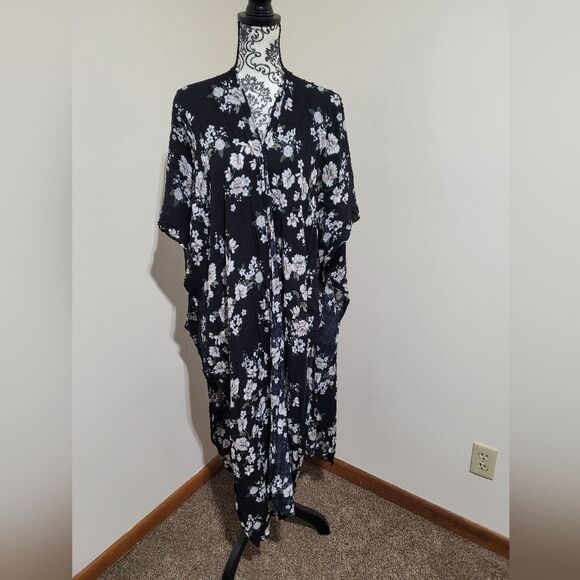 Torrid Black and White Gauze Duster Floral Kimono - Picture 4 of 8
